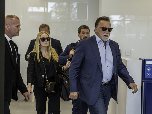 Legenda akčních filmů Arnold Schwarzenegger je v Praze. Večer vystoupí na Žofíně