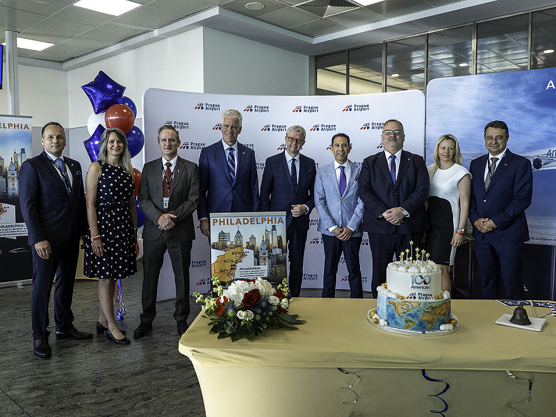 Delegace na přivítání inauguračního letu