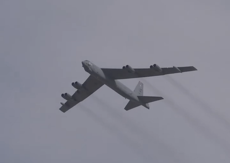 Přelet bombardéru B-52 na Dubai Airshow