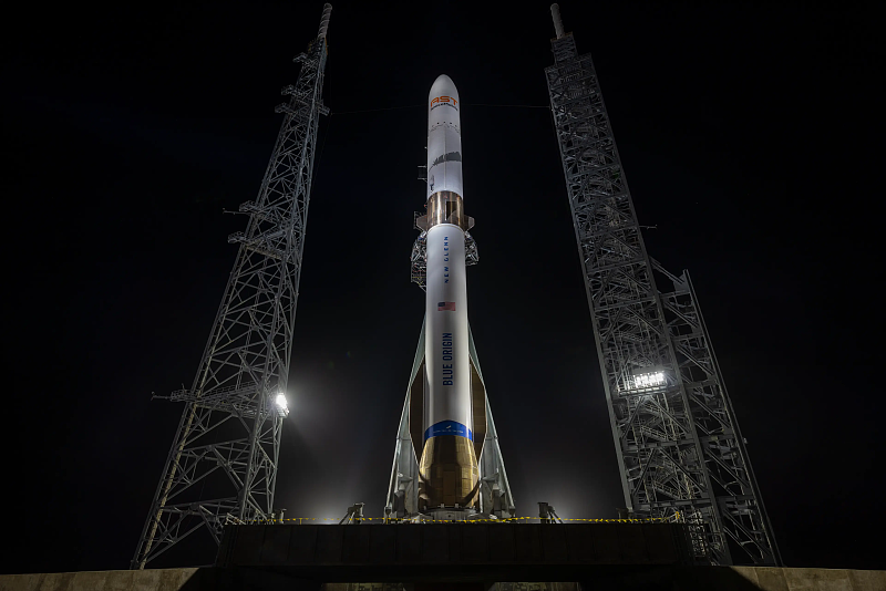 Raketa New Glenn na odpalovací rampě LC-36 před misí NG-3. (12. dubna 2026)