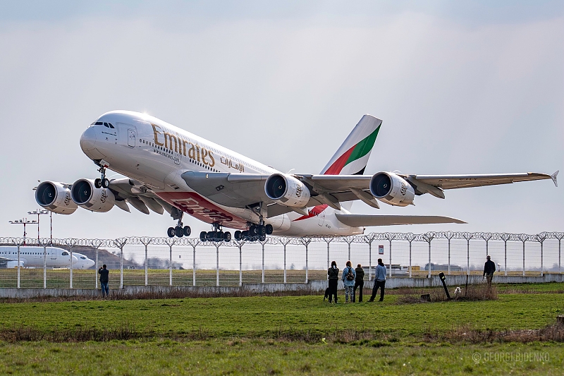 Třída Premium economy v letadle Emirates A380-800